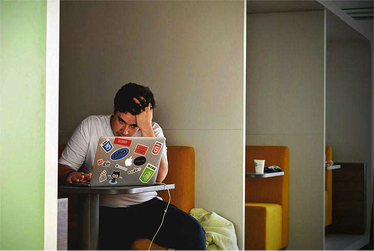 Arbeitgeber sollten ihre Mitarbeiter nie ohne handfeste Beweise beschuldigen.  Pexels © Tim Gouw CCO Public Domain  